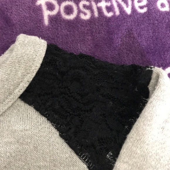 Bundle - sweater, capris and tank top - Picture 3 of 8